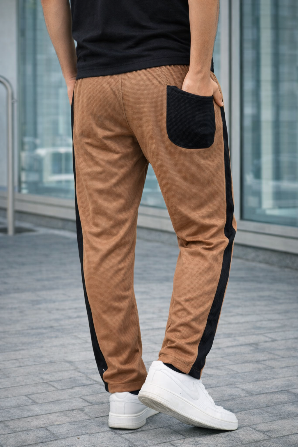 THE EARTH-TONE TROUSER BROWN