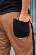 THE EARTH-TONE TROUSER BROWN